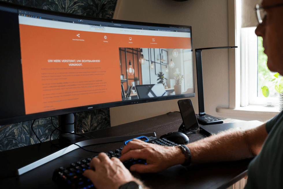 Chris van der Beek bouwt een website op maat op zijn breedbeeldscherm