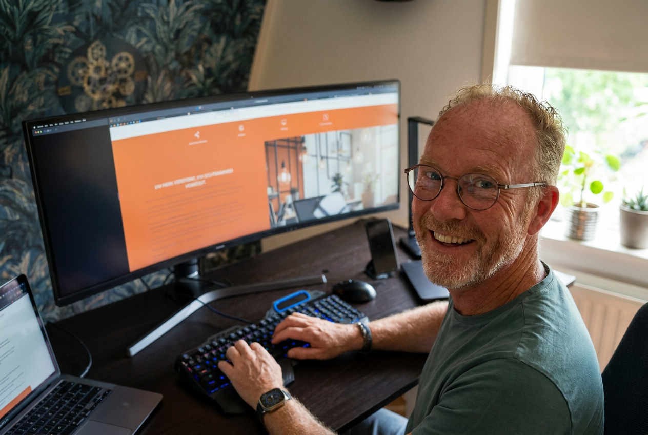 Webdesign Altena: Chris van der Beek werkt aan een website op zijn werkplek in Woudrichem