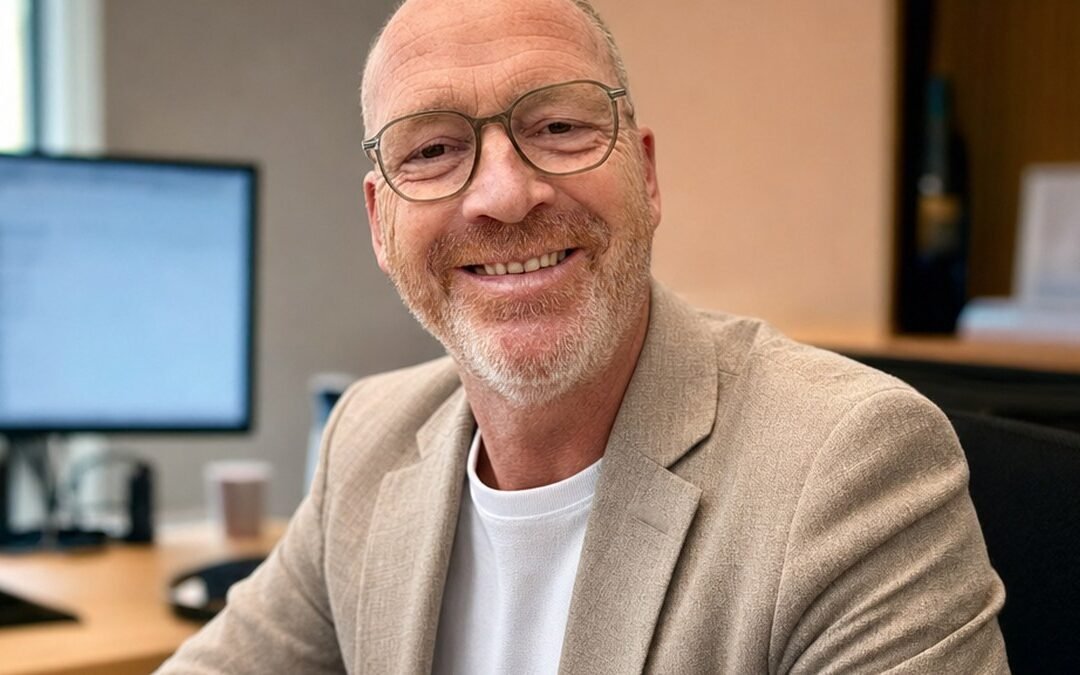 Chris van der Beek achter zijn bureau, vier jaar na de start van VANDERBEEK Solutions